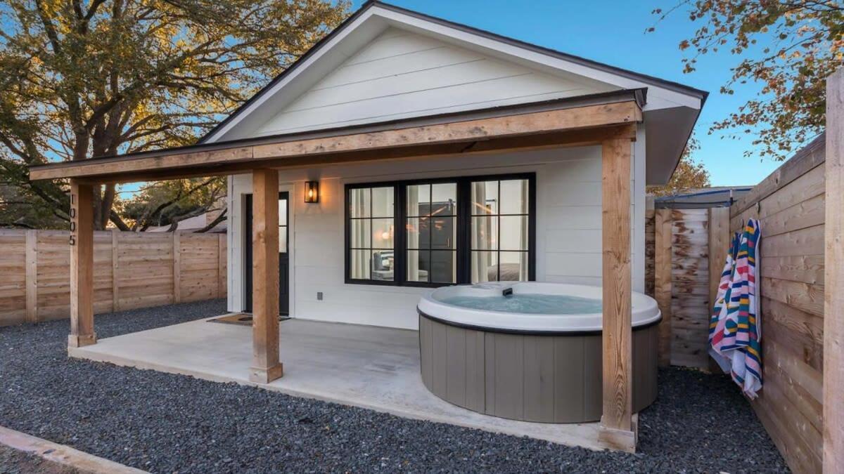 Alley Kat Guesthouse With Private Hot Tub Fredericksburg Extérieur photo