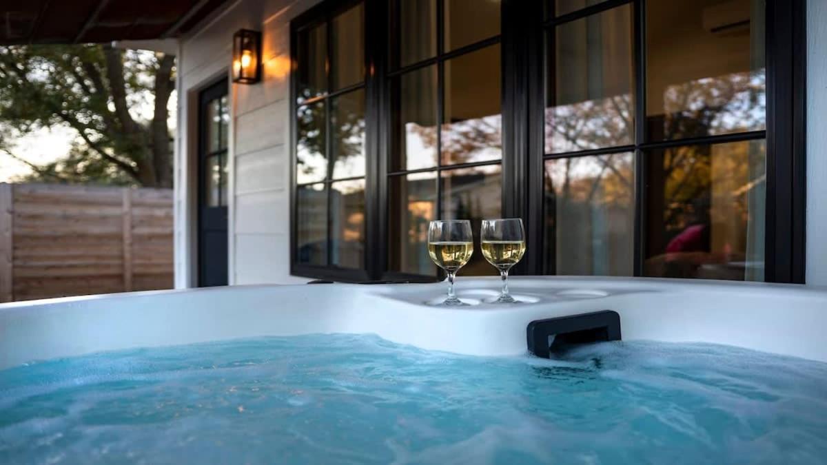 Alley Kat Guesthouse With Private Hot Tub Fredericksburg Extérieur photo