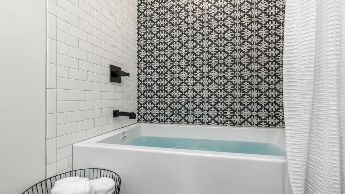 Alley Kat Guesthouse With Private Hot Tub Fredericksburg Extérieur photo