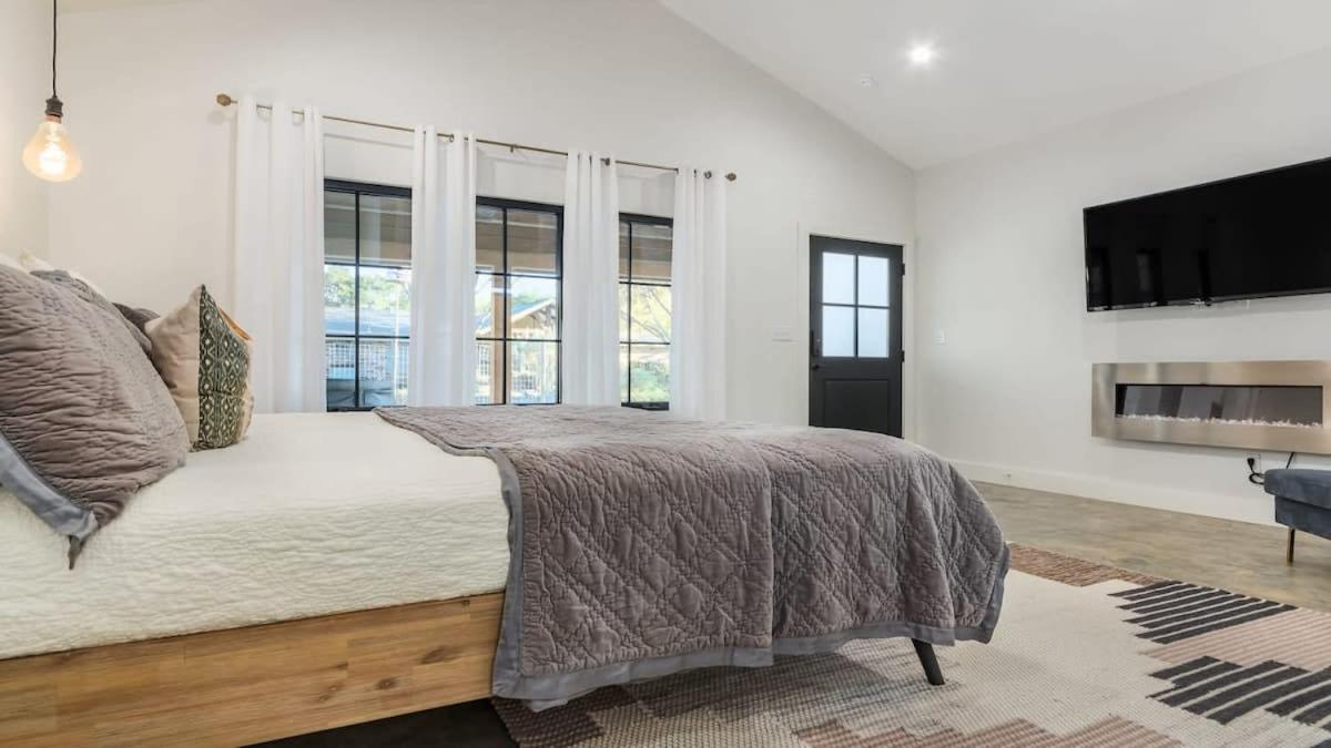Alley Kat Guesthouse With Private Hot Tub Fredericksburg Extérieur photo